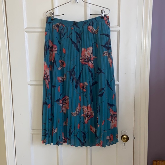 Dresses & Skirts - Teal floral pleated skirt